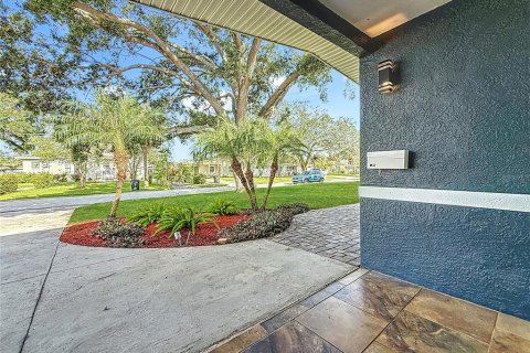 House in Saint Petersburg, Florida 4 bedrooms, 160.91 sq.m. № 1882944 - photo 7