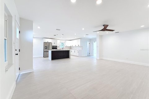 House in Saint Petersburg, Florida 4 bedrooms, 160.91 sq.m. № 1882944 - photo 8