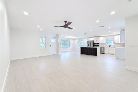 House in Saint Petersburg, Florida 4 bedrooms, 160.91 sq.m. № 1882944 - photo 10
