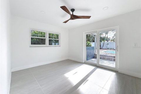 House in Saint Petersburg, Florida 4 bedrooms, 160.91 sq.m. № 1882944 - photo 26
