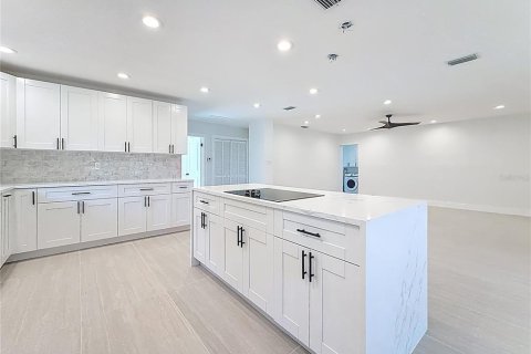 House in Saint Petersburg, Florida 4 bedrooms, 160.91 sq.m. № 1882944 - photo 17