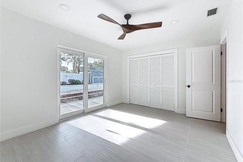 House in Saint Petersburg, Florida 4 bedrooms, 160.91 sq.m. № 1882944 - photo 27