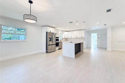House in Saint Petersburg, Florida 4 bedrooms, 160.91 sq.m. № 1882944 - photo 12