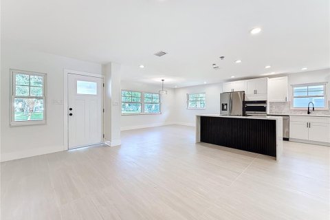 House in Saint Petersburg, Florida 4 bedrooms, 160.91 sq.m. № 1882944 - photo 9