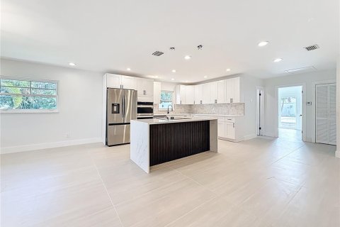 House in Saint Petersburg, Florida 4 bedrooms, 160.91 sq.m. № 1882944 - photo 11
