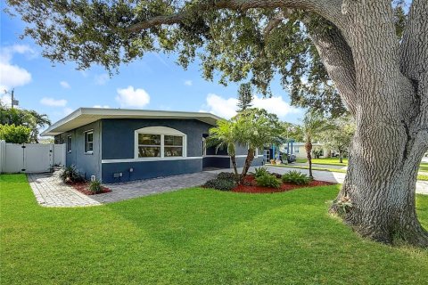 House in Saint Petersburg, Florida 4 bedrooms, 160.91 sq.m. № 1882944 - photo 4