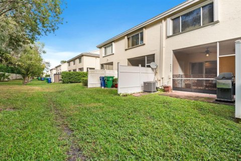 Townhouse in Coral Springs, Florida 2 bedrooms, 108.7 sq.m. № 2084133 - photo 25