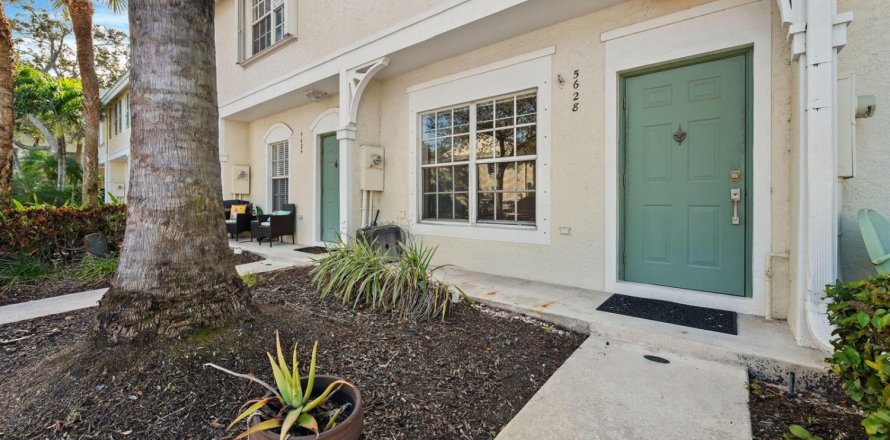 Townhouse in Coral Springs, Florida 2 bedrooms, 108.7 sq.m. № 2084133