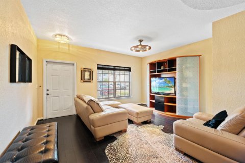 Townhouse in Coral Springs, Florida 2 bedrooms, 108.7 sq.m. № 2084133 - photo 3