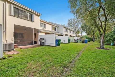 Townhouse in Coral Springs, Florida 2 bedrooms, 108.7 sq.m. № 2084133 - photo 24