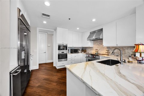 Condo in Coral Gables, Florida, 3 bedrooms № 1934058 - photo 13