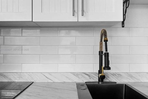 Купить коммерческую недвижимость в Майами-Бич, Флорида № 1989942 - фото 15