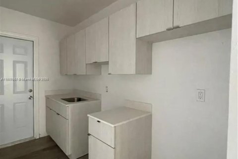 House in Miami Beach, Florida 2 bedrooms, 105.26 sq.m. № 1821683 - photo 4