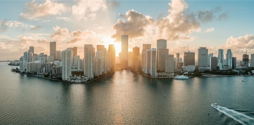 Condo in Miami, Florida, 5 bedrooms  № 2082569