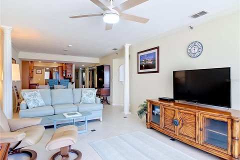 Condo in New Smyrna Beach, Florida, 3 bedrooms  № 2205272 - photo 14