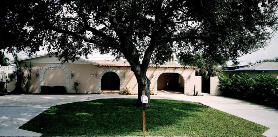 House in Palm Beach Gardens, Florida 3 bedrooms, 174.19 sq.m. № 1942324