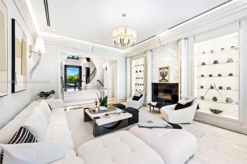 House in Golden Beach, Florida 8 bedrooms, 776.01 sq.m. № 2013224 - photo 18