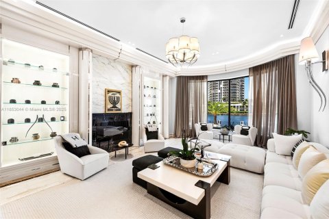 House in Golden Beach, Florida 8 bedrooms, 776.01 sq.m. № 2013224 - photo 16