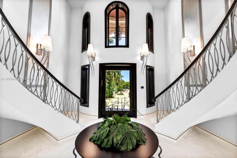 House in Golden Beach, Florida 8 bedrooms, 776.01 sq.m. № 2013224 - photo 12