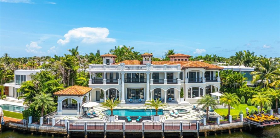 House in Golden Beach, Florida 8 bedrooms, 776.01 sq.m. № 2013224