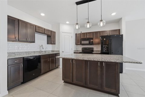 Townhouse in Lakeland, Florida 3 bedrooms, 151.71 sq.m. № 2210778 - photo 10