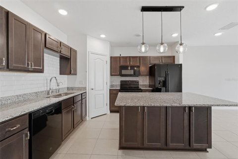 Townhouse in Lakeland, Florida 3 bedrooms, 151.71 sq.m. № 2210778 - photo 12