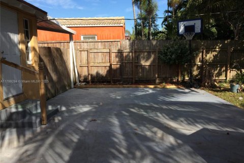 House in Miami, Florida 4 bedrooms, 137.4 sq.m. № 1713499 - photo 1