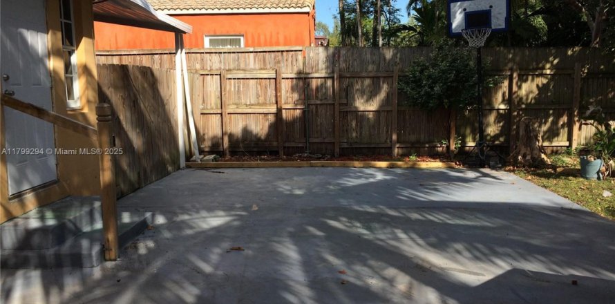 House in Miami, Florida 4 bedrooms, 137.4 sq.m. № 1713499
