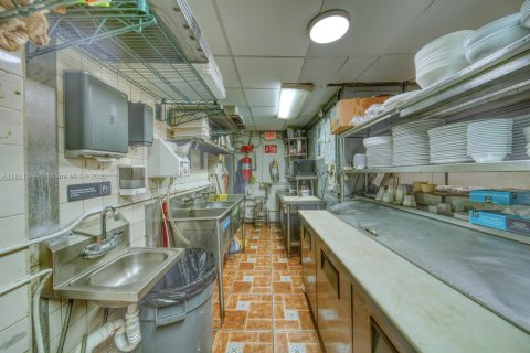 Купить коммерческую недвижимость в Майами-Спрингс, Флорида № 1756503 - фото 29