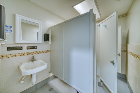 Купить коммерческую недвижимость в Майами-Спрингс, Флорида № 1756503 - фото 16