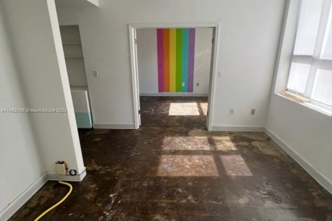 Oficina en alquiler en Miami, Florida № 828037 - foto 1