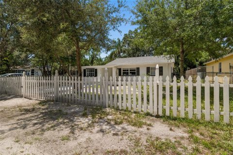 House in Tampa, Florida 3 bedrooms, 95.22 sq.m. № 2221235 - photo 3