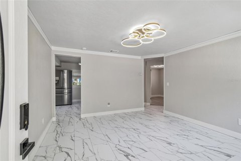 House in Tampa, Florida 3 bedrooms, 95.22 sq.m. № 2221235 - photo 9