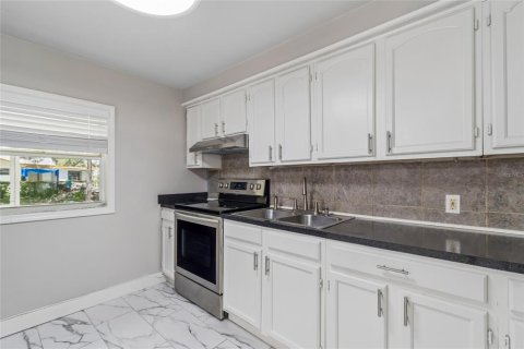 House in Tampa, Florida 3 bedrooms, 95.22 sq.m. № 2221235 - photo 28