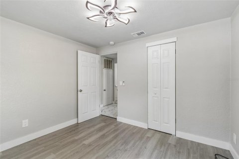 House in Tampa, Florida 3 bedrooms, 95.22 sq.m. № 2221235 - photo 25