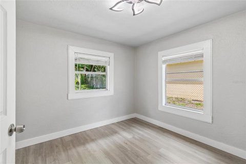 House in Tampa, Florida 3 bedrooms, 95.22 sq.m. № 2221235 - photo 19