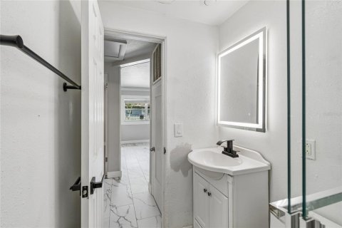 House in Tampa, Florida 3 bedrooms, 95.22 sq.m. № 2221235 - photo 18