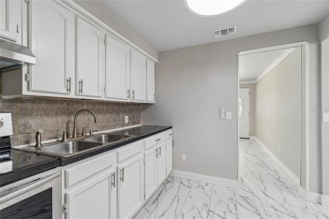 House in Tampa, Florida 3 bedrooms, 95.22 sq.m. № 2221235 - photo 29