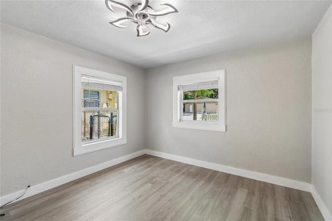 House in Tampa, Florida 3 bedrooms, 95.22 sq.m. № 2221235 - photo 23