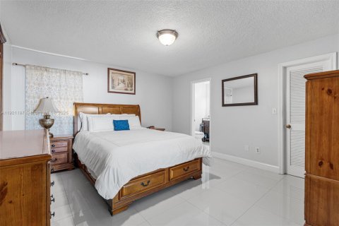 House in Miami, Florida 3 bedrooms, 166.02 sq.m. № 1975256 - photo 24