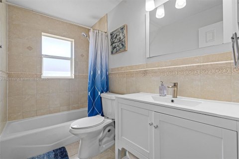 House in Miami, Florida 3 bedrooms, 166.02 sq.m. № 1975256 - photo 30