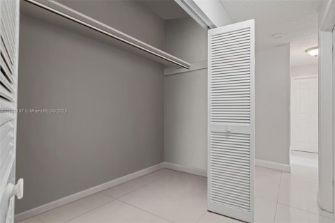 House in Miami, Florida 3 bedrooms, 166.02 sq.m. № 1975256 - photo 23