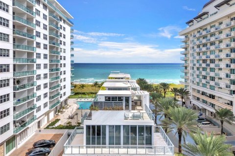 Townhouse in Surfside, Florida 4 bedrooms, 335.01 sq.m. № 2061845 - photo 3