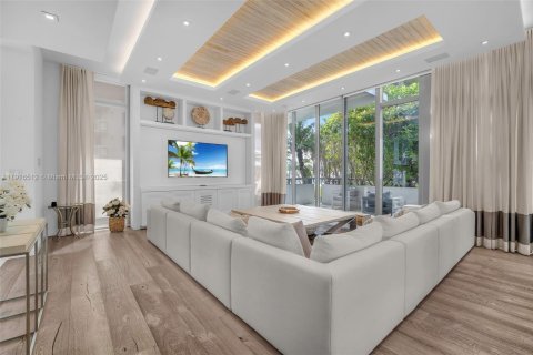 Townhouse in Surfside, Florida 4 bedrooms, 335.01 sq.m. № 2061845 - photo 16