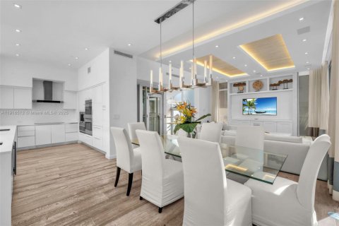 Townhouse in Surfside, Florida 4 bedrooms, 335.01 sq.m. № 2061845 - photo 18