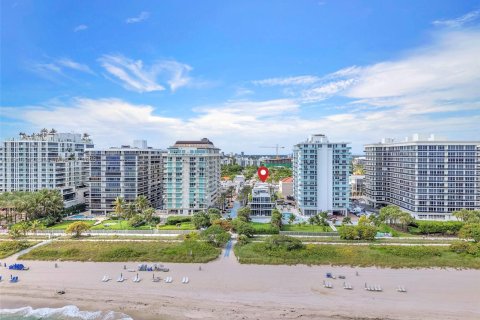 Townhouse in Surfside, Florida 4 bedrooms, 335.01 sq.m. № 2061845 - photo 8