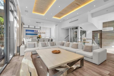 Townhouse in Surfside, Florida 4 bedrooms, 335.01 sq.m. № 2061845 - photo 15