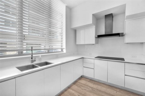 Townhouse in Surfside, Florida 4 bedrooms, 335.01 sq.m. № 2061845 - photo 23