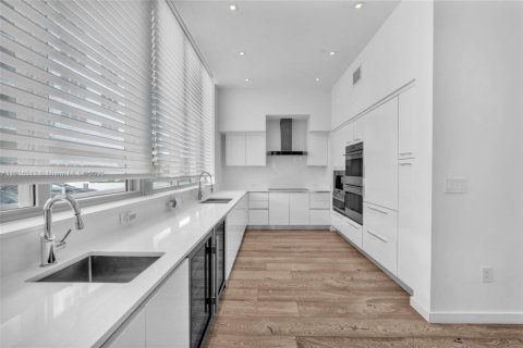 Townhouse in Surfside, Florida 4 bedrooms, 335.01 sq.m. № 2061845 - photo 20