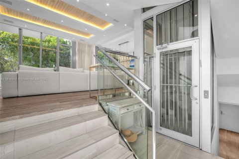 Townhouse in Surfside, Florida 4 bedrooms, 335.01 sq.m. № 2061845 - photo 13